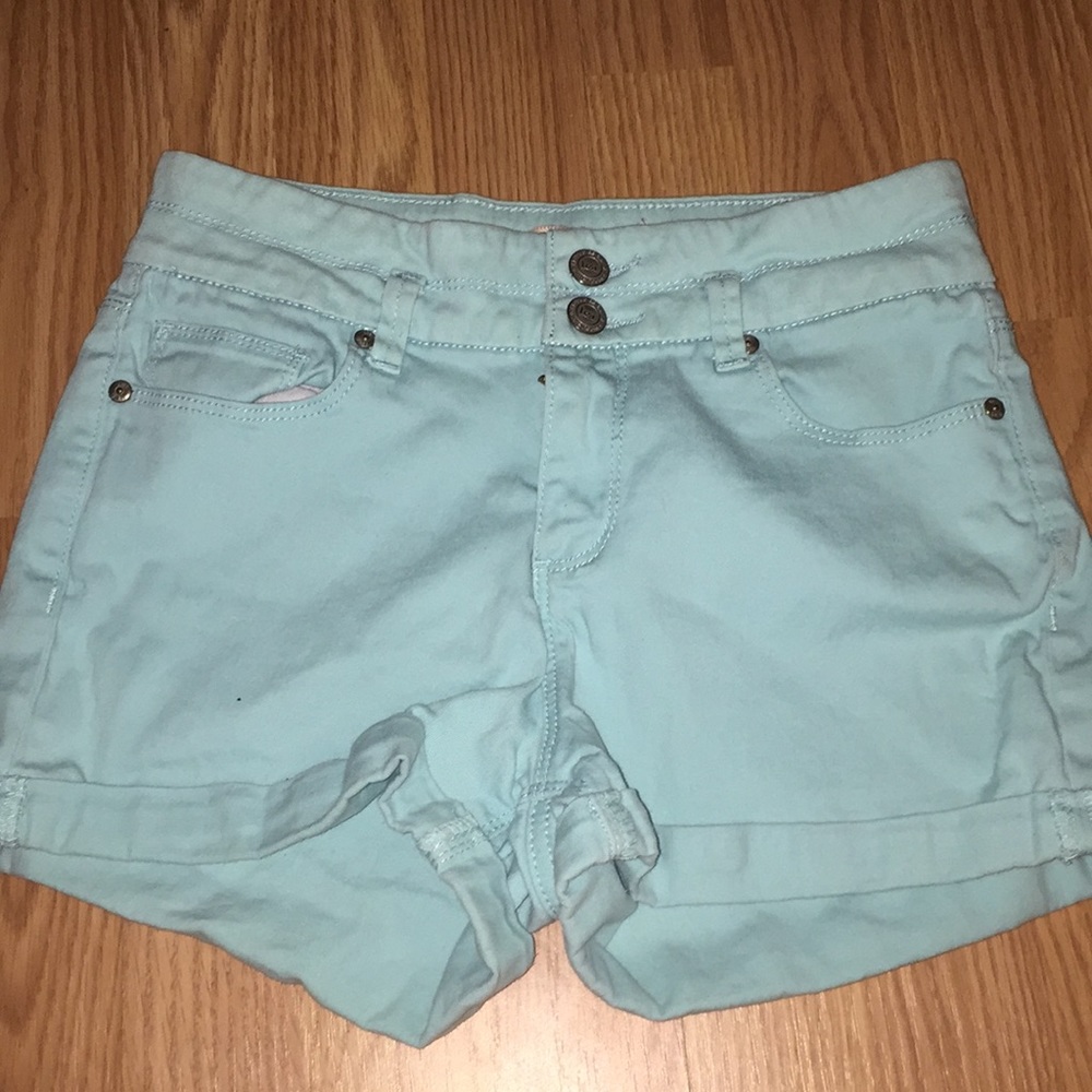 A women’s 5/6 high rise shorts